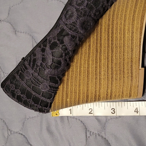 American Eagle Black Lacey Wedge Heels - Picture 6 of 7
